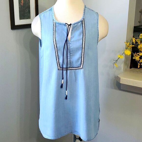 Max Jeans sleevless top. Lightweight blue, v neck with tie. Oversized small. - Picture 1 of 6